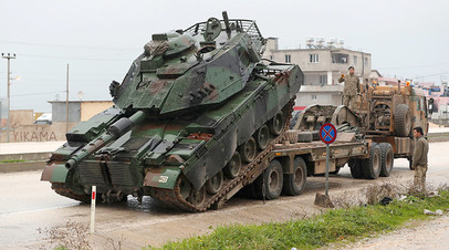 Выгрузка турецкого танка вблизи сирийской границы