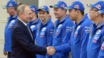 Владимир Путин во время встречи с командой «КАМАЗ-мастер»