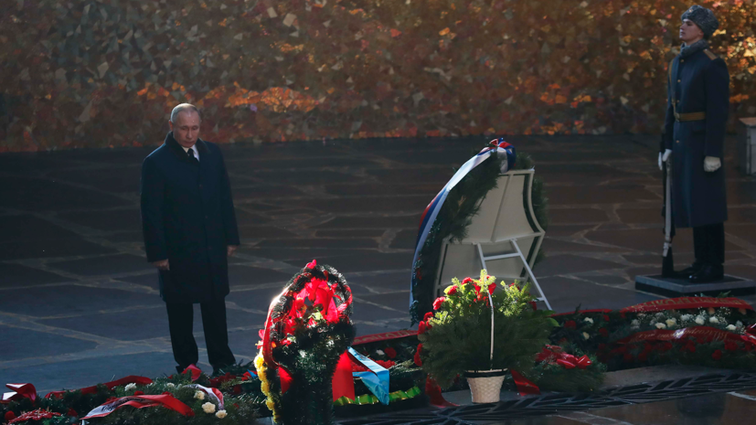 Путин возложил цветы на Мамаевом кургане