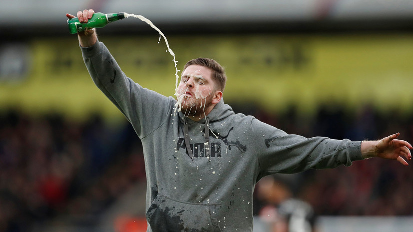 Фанат выбежал на поле во время матча чемпионата Англии по футболу и облился пивом
