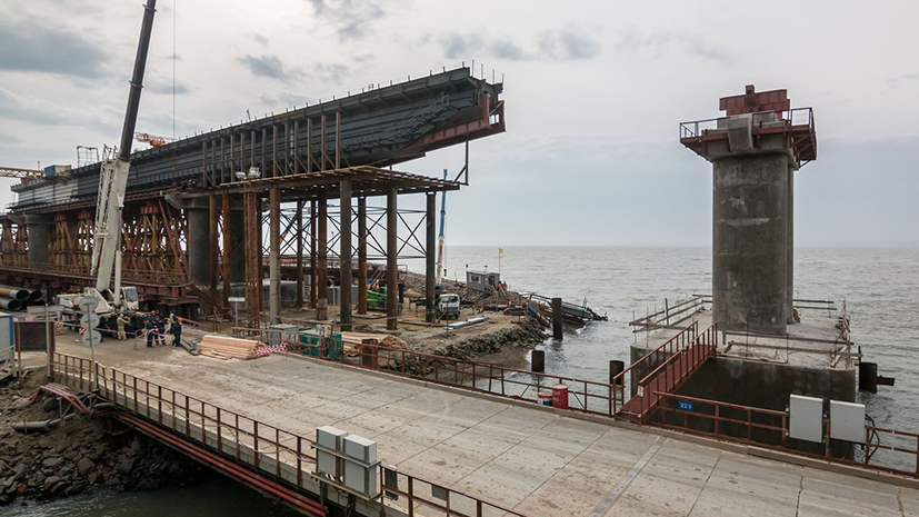 Строители начали возводить железнодорожные пролёты Крымского моста