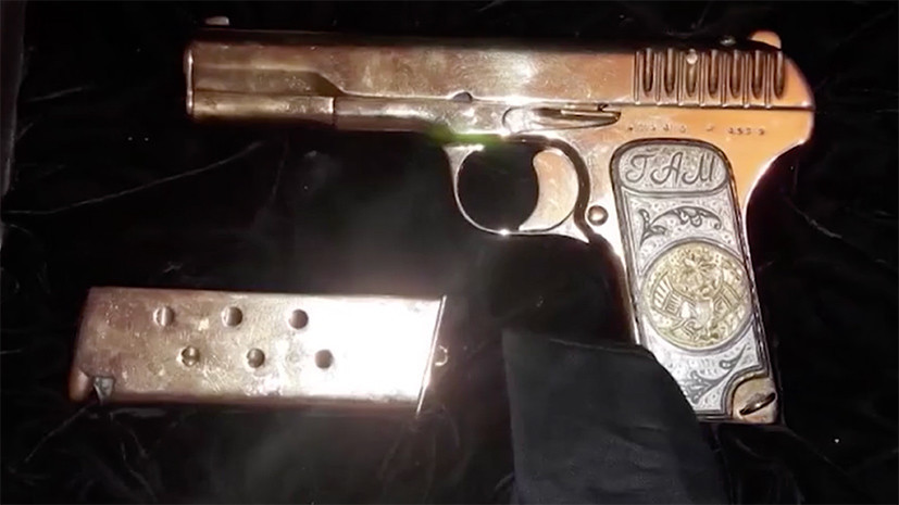 В ходе обыска у врио премьера Дагестана изъяты золотой пистолет и автоматы Калашникова