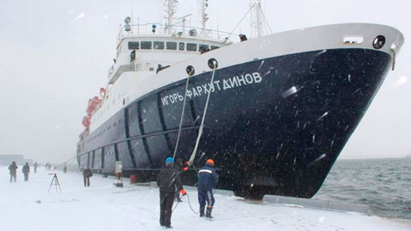 Теплоход «Игорь Фархутдинов» прибыл в Корсаков после освобождения из льдов Охотского моря