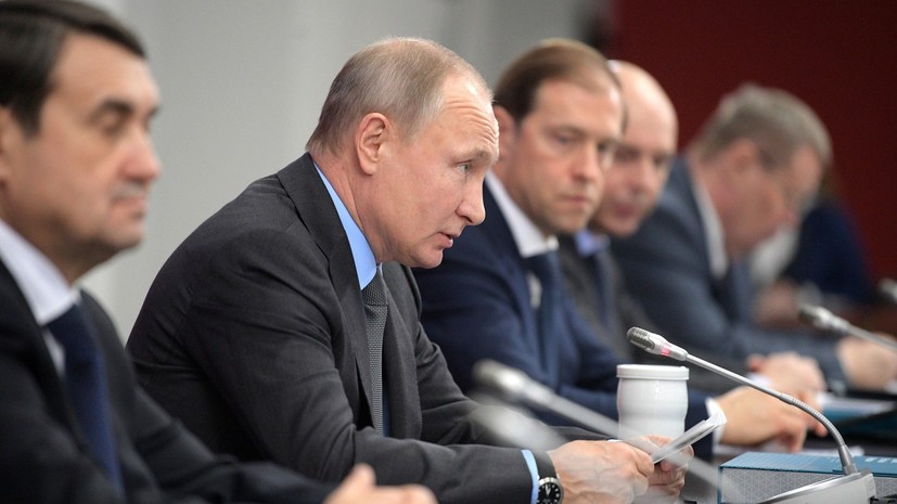 Песков: Путин продолжает работать, несмотря на простуду