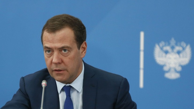 Медведев о возможных санкциях США: пусть у них голова болит
