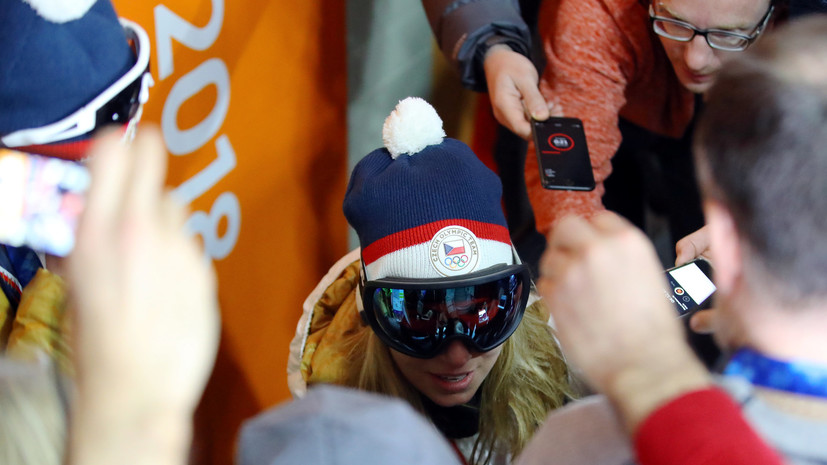 Олимпийская чемпионка по супергиганту Ледецка пришла на пресс-конференцию в лыжной маске