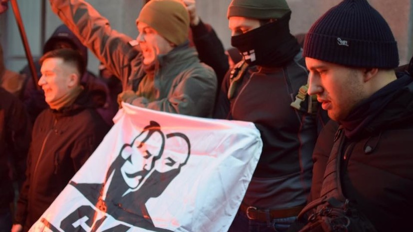 «Полиция не вмешивалась»: украинские националисты устроили погром в здании Россотрудничества в Киеве