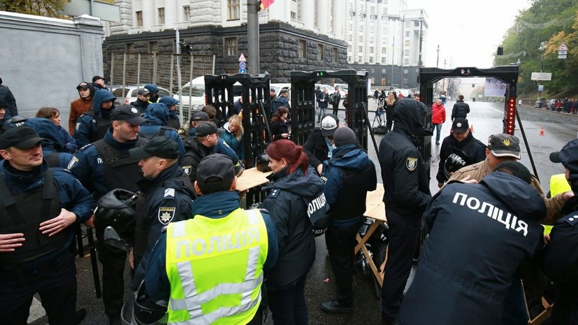 В столкновениях с протестующими у Рады пострадали 10 полицейских