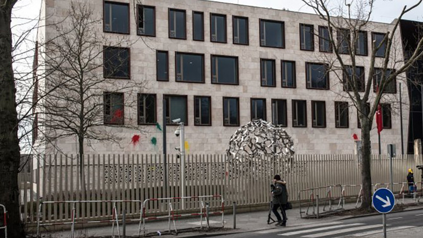 В Берлине неизвестные закидали пакетами с краской посольство Турции