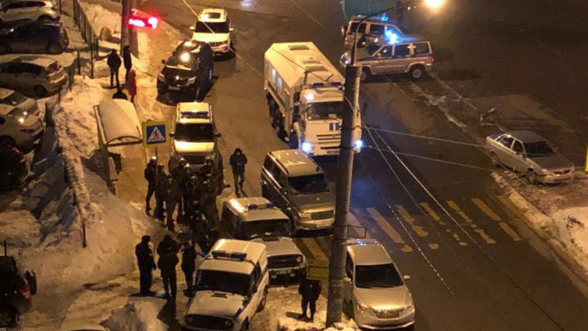 Полицейские проводят спецоперацию по задержанию стрелка в Казани