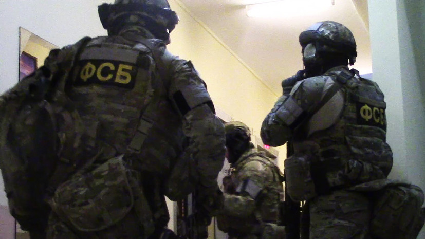 ФСБ: у задержанной в Калуге банды нашли взрывные устройства и символику «Артподготовки»
