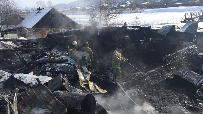 Источник: при пожаре в частном доме в Амурской области погибли три человека