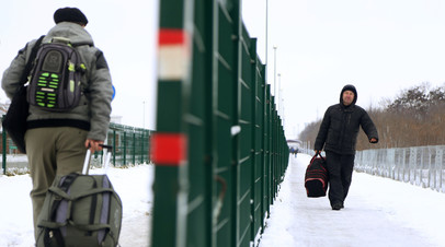 Люди на пункте пропуска на российско-украинской границе в Белгородской области