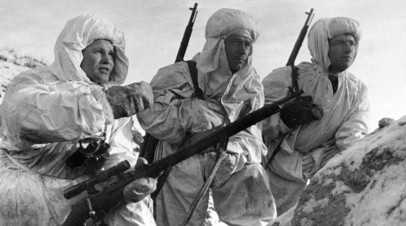 Снайпер, Герой Советского Союза Василий Зайцев (слева) объясняет новичкам задачу. Сталинград, 1942 год