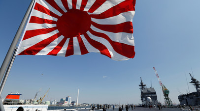 Военно-морской флаг Японии на вертолётоносце Kaga