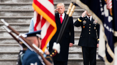 Президент США Дональд Трамп приветствует войска