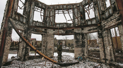 Ополченцы ДНР возле здания, разрушенного во время боев. Донецкая область, Украина 