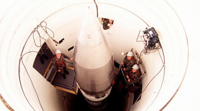 Американские рабочие с баллистической ракетой Minuteman III 