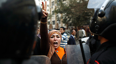 Участница антиправительственного протеста в Каире, январь 2011 год