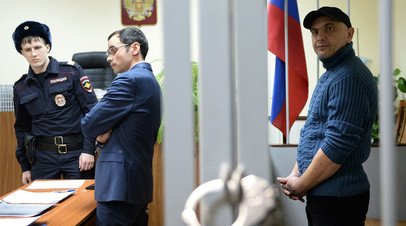 Андрей Захтей (справа), обвиняемый в зале суда Москвы