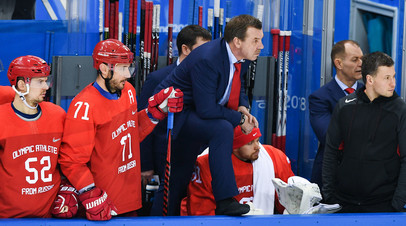 Тренер российских хоккеистов Олег Знарок (в центре) и игроки Сергей Широков (слева) и Илья Ковальчук
