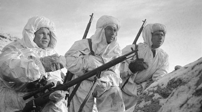 Снайпер Герой Советского Союза Василий Зайцев (слева) объясняет новичкам предстоящую задачу.