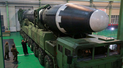 Ким Чен Ын рассматривает межконтинентальную баллистическую ракету Hwasong-15