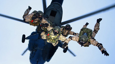 Бойцы Сил специальных операций осуществляют высадку с вертолёта