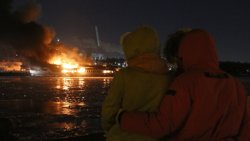Площадь пожара на судне в Москве увеличилась до 1 тысячи квадратных метров