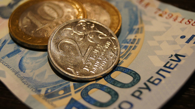 Рубль растёт к доллару и евро 