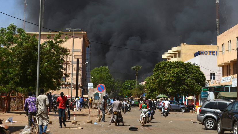 СМИ: При атаке в столице Буркина-Фасо погибли не менее 28 человек