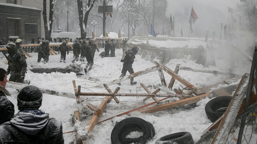 В украинской полиции заявили, что в палаточном лагере возле Рады изъяли гранаты и «коктейли Молотова»