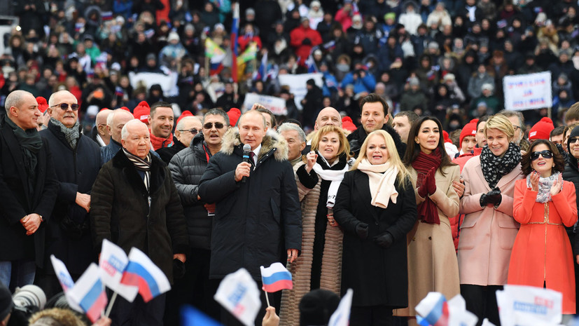 Путин вместе со спортсменами исполнил гимн России 