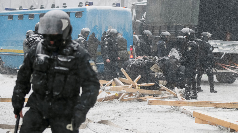 В МВД Украины объяснили, почему задержанные у Рады стояли на коленях