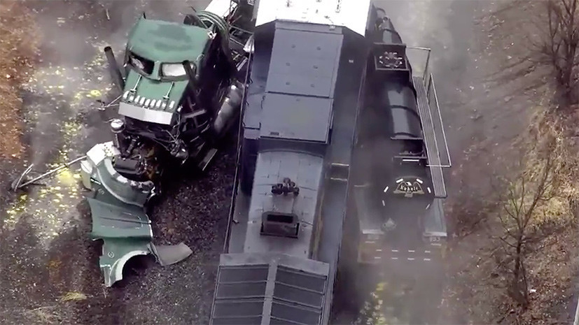 СМИ: В США поезд врезался в грузовик с соляной кислотой