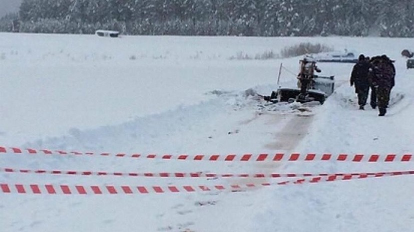 Грузовик провалился под лёд в Иркутской области