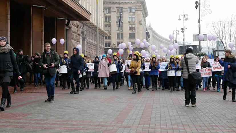 В Киеве женщины устроили марш с кастрюлями в знак протеста против гендерного неравенства