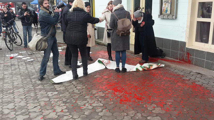 В Ужгороде неизвестные облили краской участников акции по защите прав женщин