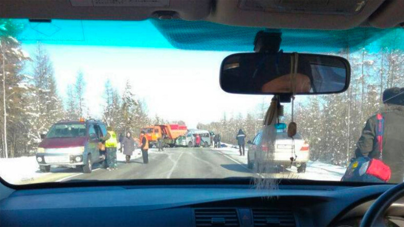 Источник: в Якутии четыре человека погибли в ДТП с микроавтобусом и грузовиком
