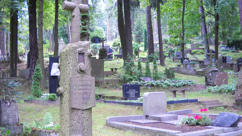 Власти Вильнюса потребовали демонтировать надгробия с могил российских и советских воинов