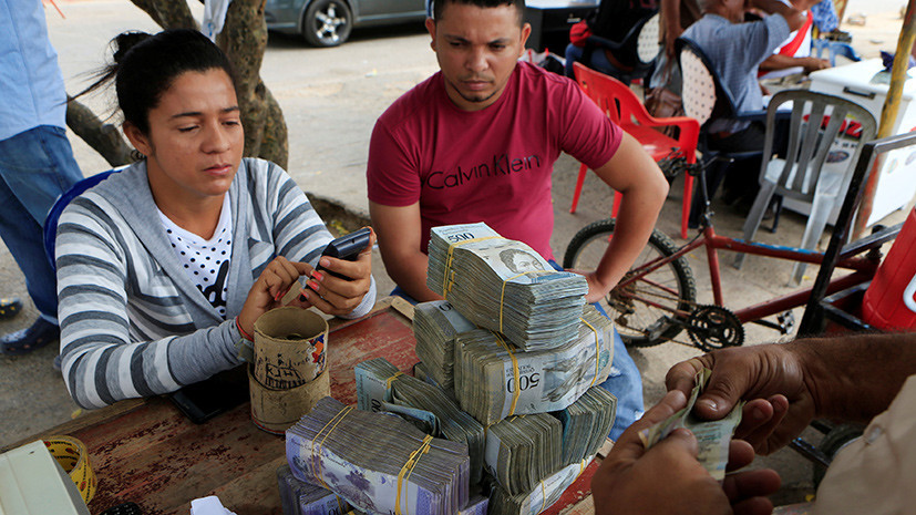 Годовая инфляция в Венесуэле превысила отметку в 6000%