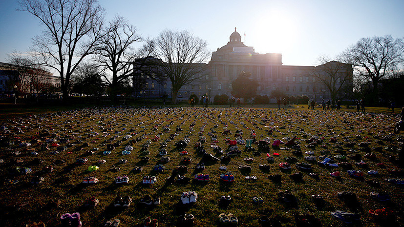 В США активисты принесли к Капитолию семь тысяч пар обуви в память об убитых детях