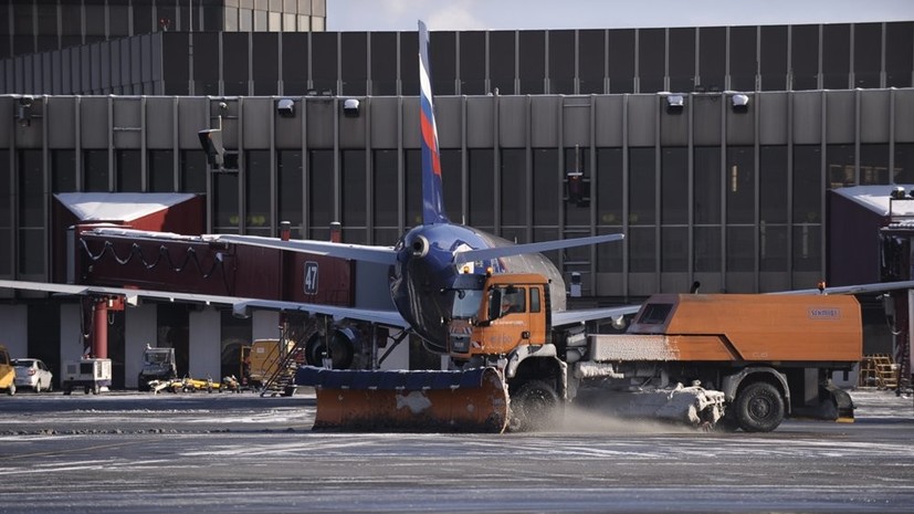В аэропортах Москвы задержано и отменено более 40 рейсов