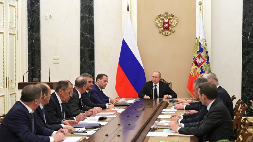 Путин обсудил с Совбезом России отношения с Британией на фоне дела Скрипаля