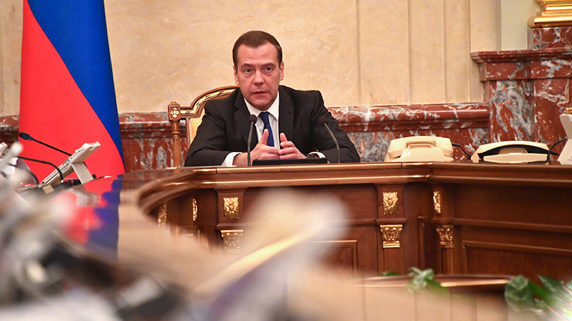 Медведев заявил, что штрафы за авиадебоширство вырастут в разы