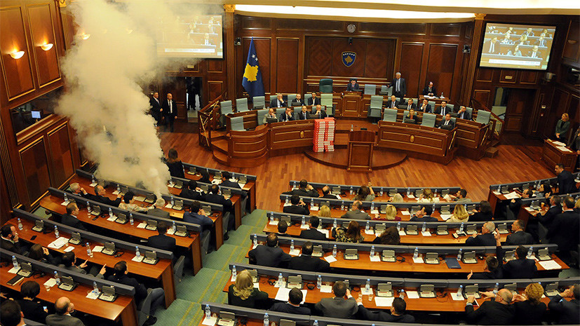 В парламенте Косова распылили слезоточивый газ на заседании по вопросу границы с Черногорией