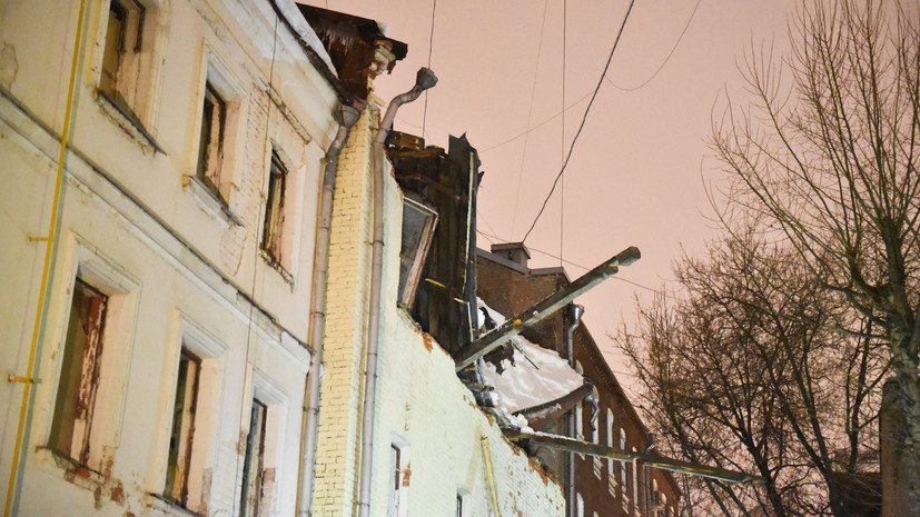 МЧС уточнило обстоятельства обрушения кровли здания в Москве
