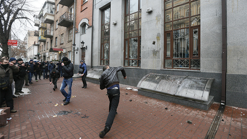 СК возбудил дело после нападений националистов на здание Россотрудничества в Киеве