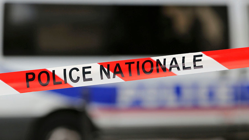 На юге Франции неизвестный захватил заложников в супермаркете