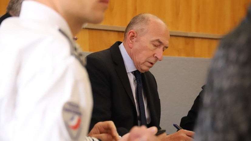 Глава МВД Франции выехал на место захвата заложников